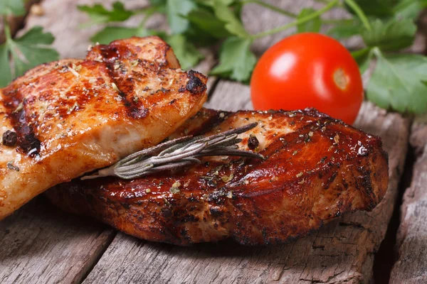 Dois pedaços de carne suculenta grelhados com alecrim — Fotografia de Stock