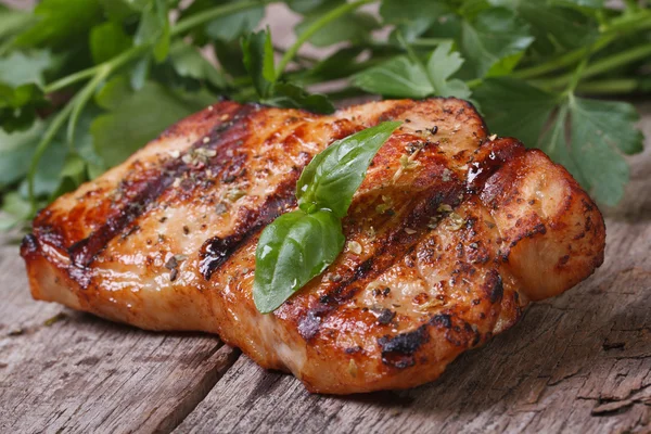 Morceau juteux de viande grillée au basilic sur un vieux bois — Photo