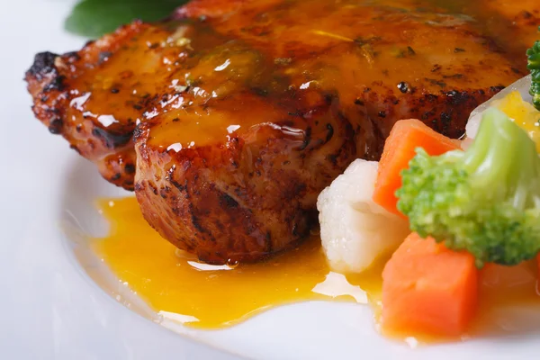 Grilovaný steak z vepřového masa s omáčkou a zeleninou — Stock fotografie