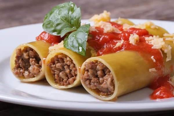 Macarrão caneloni com carne picada e molho de tomate — Fotografia de Stock