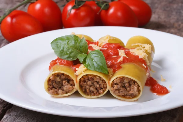 Італійські каннеллоні паста з м'яса, томатний соус, сир — стокове фото