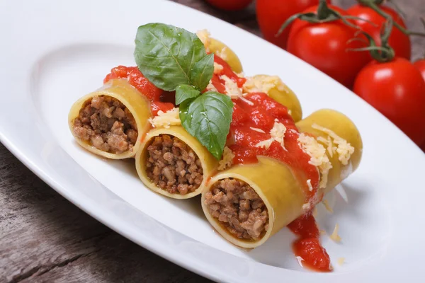 Cannelloni plněné masem a tomatovou omáčkou a sýrem — Stock fotografie
