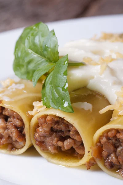 Pasta italiana de canelones con carne, salsa bechamel vertical —  Fotos de Stock