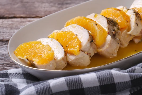흰색 접시에 오렌지 소스를 곁들인 닭 등심 슬라이스 — 스톡 사진