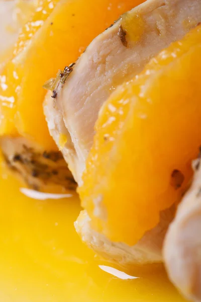 Ayam diiris dengan irisan jeruk dalam saus makro — Stok Foto