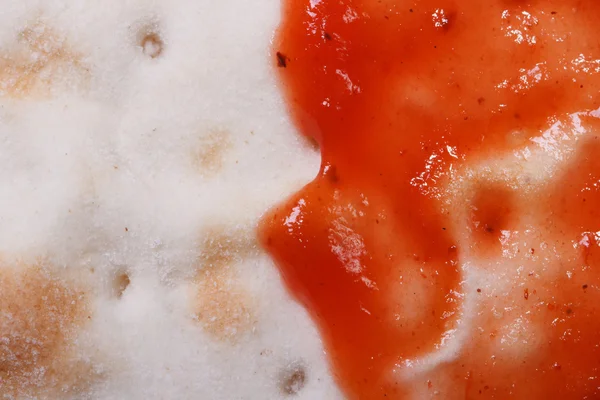 Tomato sauce on pizza base. Cooking. Macro. — Stock Photo, Image