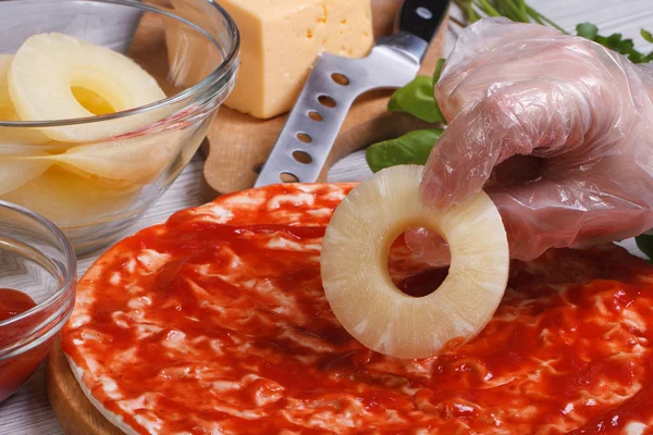 Cooking pizza with pineapple — Stock Photo, Image