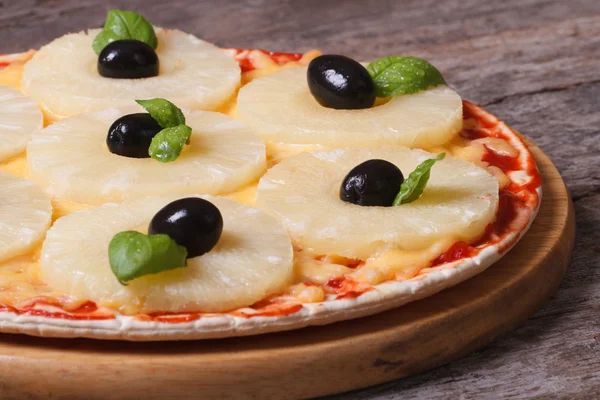 Pizza with pineapple, black olives and green basil — Stock Photo, Image