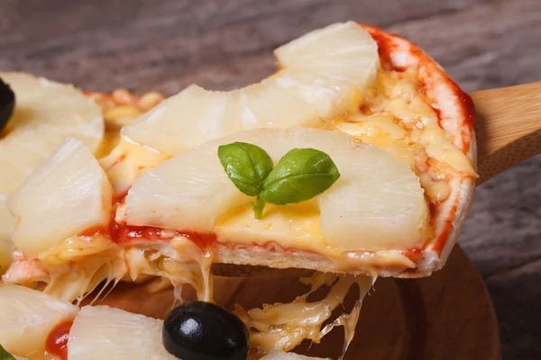 Slice of pizza with pineapple, cheese and olives — Stock Photo, Image