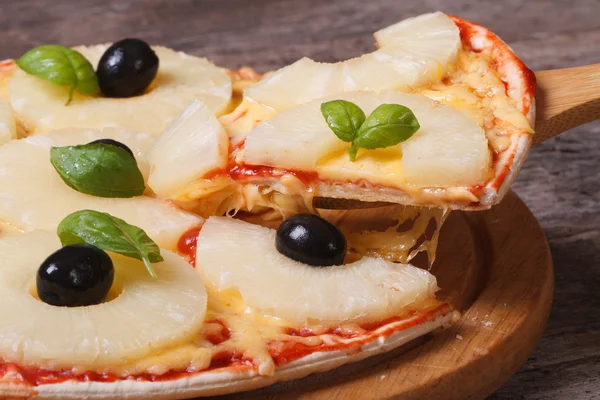 Slice of pizza with pineapple, cheese and black olives, basil — Stock Photo, Image