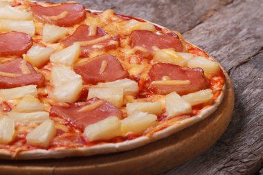ananas ve jambon eski ahşap masa Hawai pizza