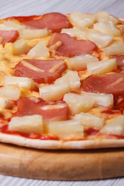 Pizza hawaiana de cerca. Vertical — Foto de Stock