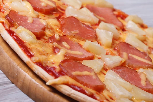 Pizza hawaiana con piña y jamón de cerca. Horizontal — Foto de Stock