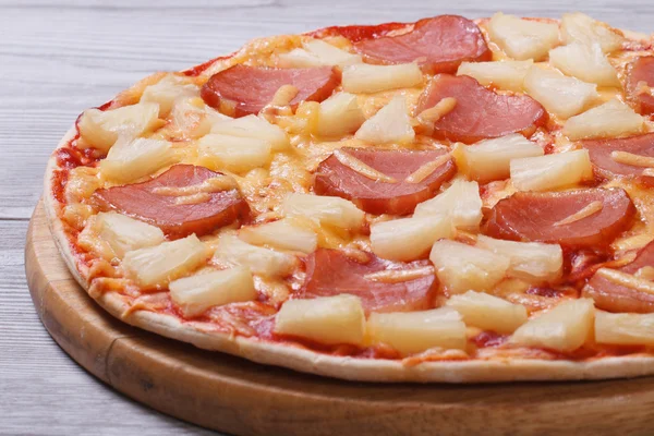 Jugosa pizza hawaiana con piña y jamón — Foto de Stock