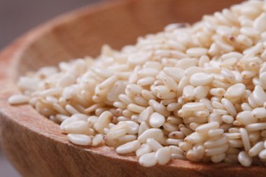 Susam bir tahta üzerinde bir tahta kaşık makroda