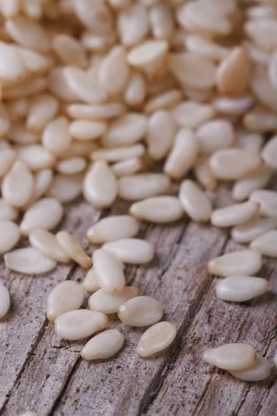 Semillas de sésamo esparcidas en una mesa. vertical — Foto de Stock