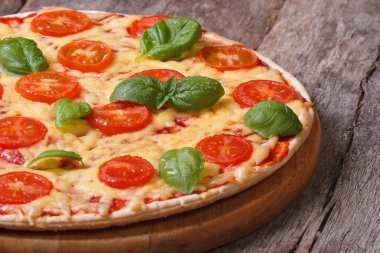 Margarita pizza domates, peynir ve fesleğen ile 