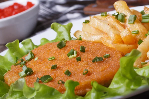 Schnitzel auf Salat und Pommes mit grünen Zwiebeln bestreut — Stockfoto