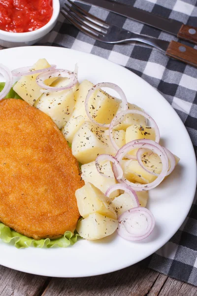 Schnitzel con patate bollite giovani su un primo piano piatto bianco — Foto Stock