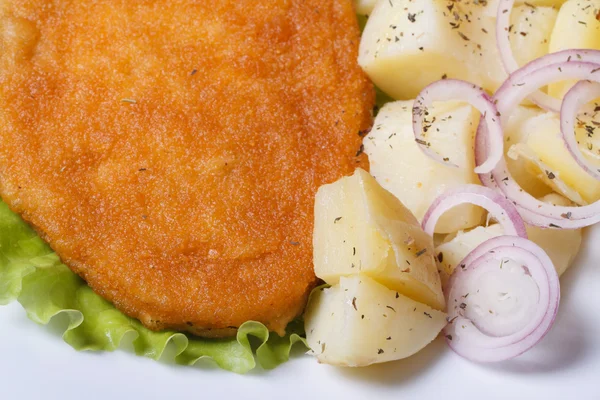 Schnitzel com batatas novas e cebola vista superior — Fotografia de Stock