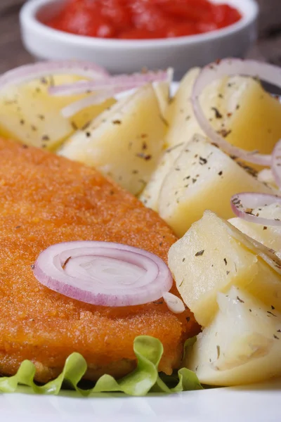 Schnitzel con patate novelle macro. verticale — Foto Stock