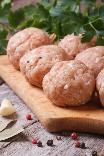 Albóndigas crudas en una tabla de cortar vertical —  Fotos de Stock