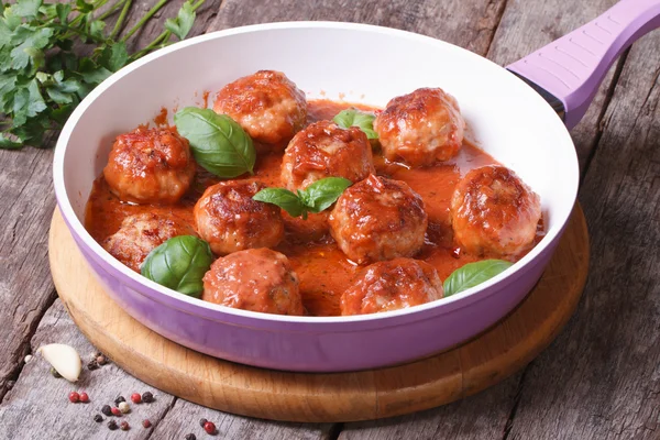 Гарячі фрикадельки з томатним соусом на сковороді — стокове фото