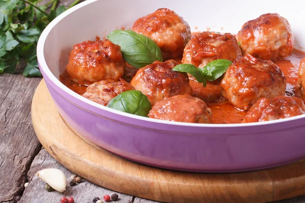 Albóndigas con salsa de tomate en una sartén —  Fotos de Stock