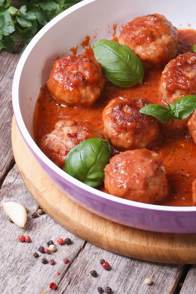 Scharfe Fleischbällchen mit Tomatensauce und Basilikum in der Pfanne — Stockfoto