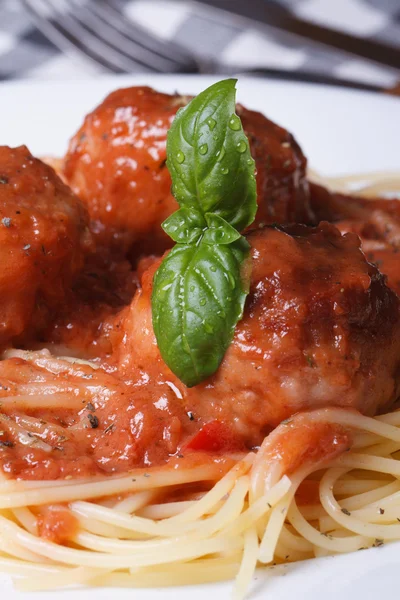 Špagety s karbanátky a rajčatovou omáčkou svisle. makro — Stock fotografie