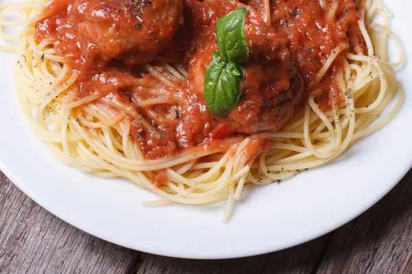 Nudelspaghetti mit Frikadellen auf einer Tischplatte — Stockfoto