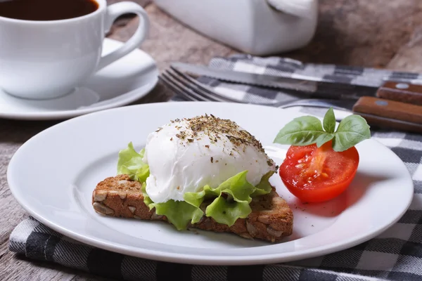 Sandwich with poached egg and tomato — Stock Photo, Image