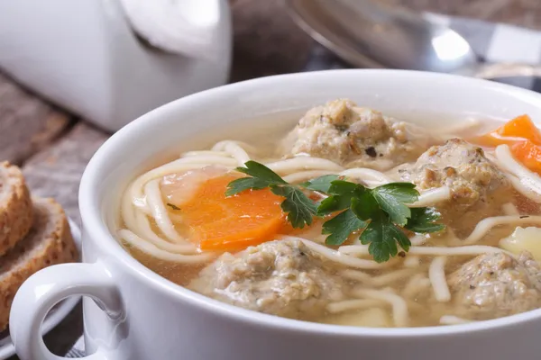 Sopa con fideos y albóndigas de cerca — Foto de Stock