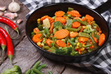 bir tavada masanın üzerine haşlanmış sebze. Yatay