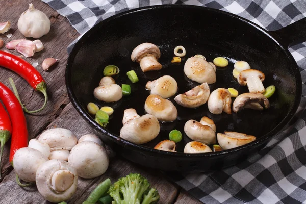 Жареные грибы с луком-порей в кастрюле. чили и чеснок — стоковое фото