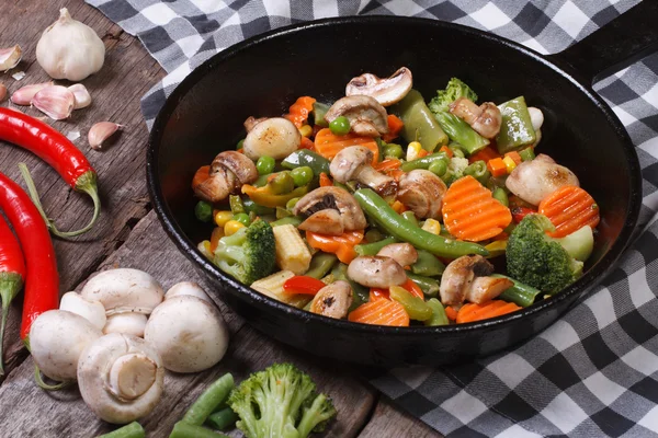 Cogumelos fritos com verduras em uma panela de ato de fritar — Fotografia de Stock