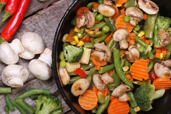 揚げ野菜とキノコ鍋トップ ビュー — ストック写真