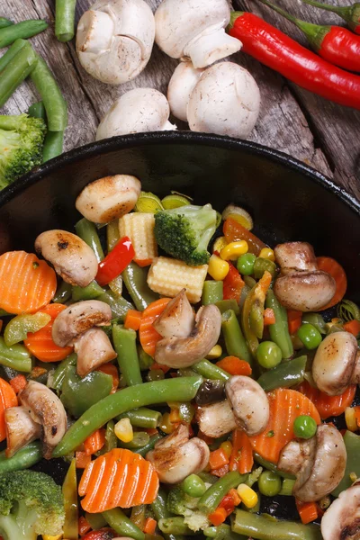Gebratene Champignons mit Gemüse in einer Pfanne senkrecht — Stockfoto