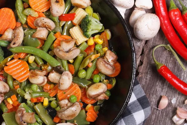 Cogumelos fritos com verduras em uma macro de panela . — Fotografia de Stock