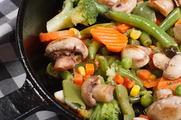 Champiñones guisados con verduras en una sartén macro — Foto de Stock