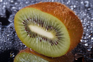 su ile yarım taze kivi makro damla