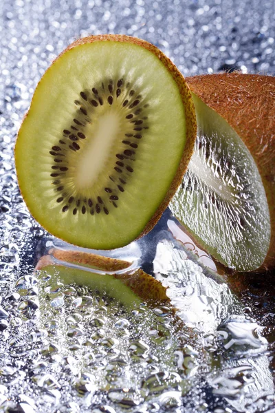 Нарезанный свежий киви фрукты с водой капли вертикальные — стоковое фото