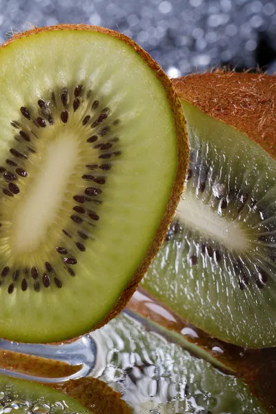 Chopped fresh kiwi fruit vertical. macro — Stock Photo, Image