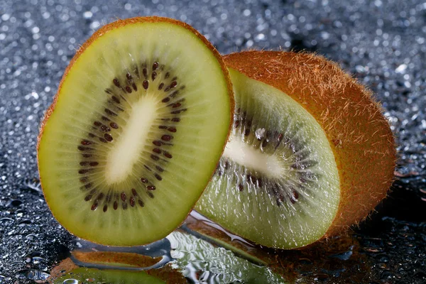 Chopped fresh kiwi fruit with water drops — Stock Photo, Image