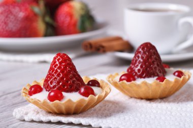 çilek, kızılcık ve krema ile iki tartlets