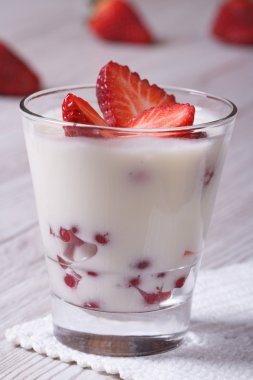yoğurt cam tatlı taze çilek ile