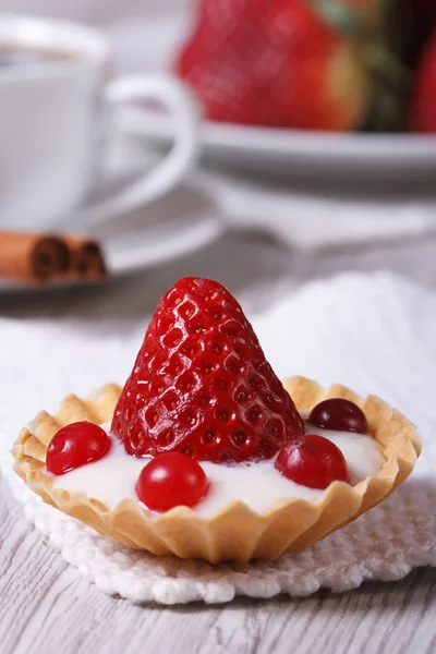 Tartlet with fresh strawberries, cranberries vertical. close-up — Stock Photo, Image