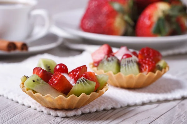 Vruchten tartlets met aardbeien en kiwi close-up — Stockfoto