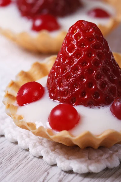 Tartlets with strawberries, cranberries and cream Macro vertical — Stock Photo, Image
