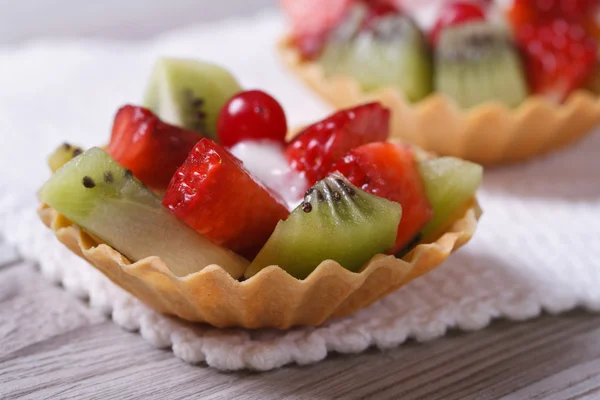 Dos tartaletas de frutas con fresas, kiwi y arándanos —  Fotos de Stock